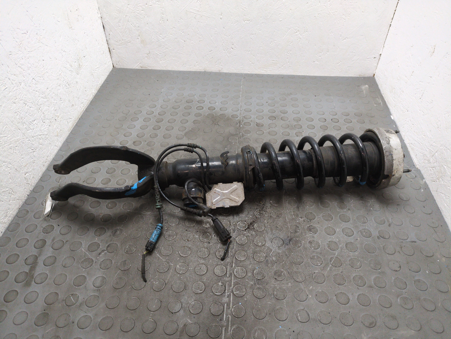 Амортизатор передний левый