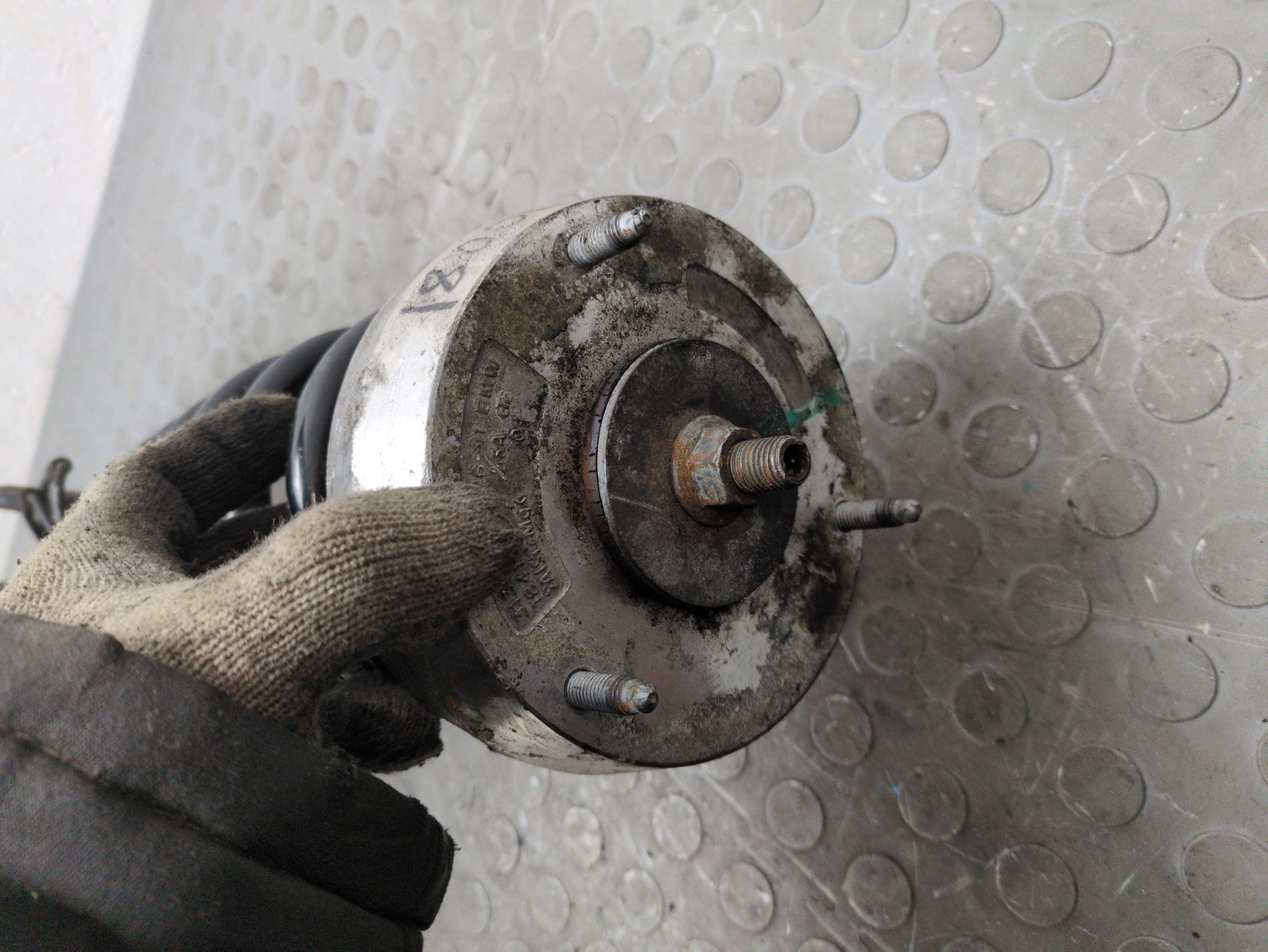 Амортизатор передний левый