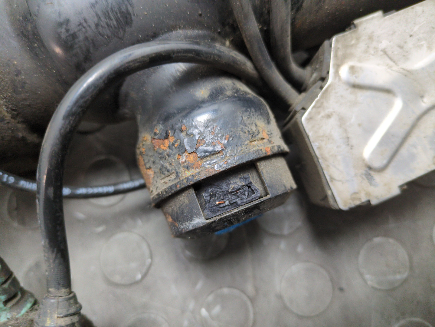 Амортизатор передний левый