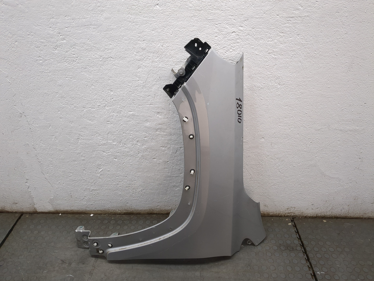 Крыло переднее левое