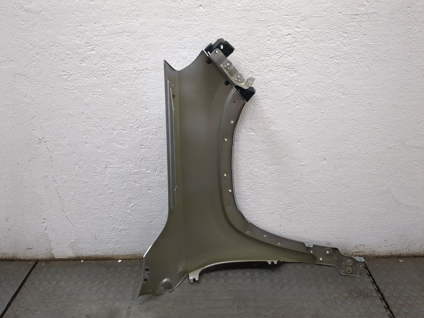 Крыло переднее левое