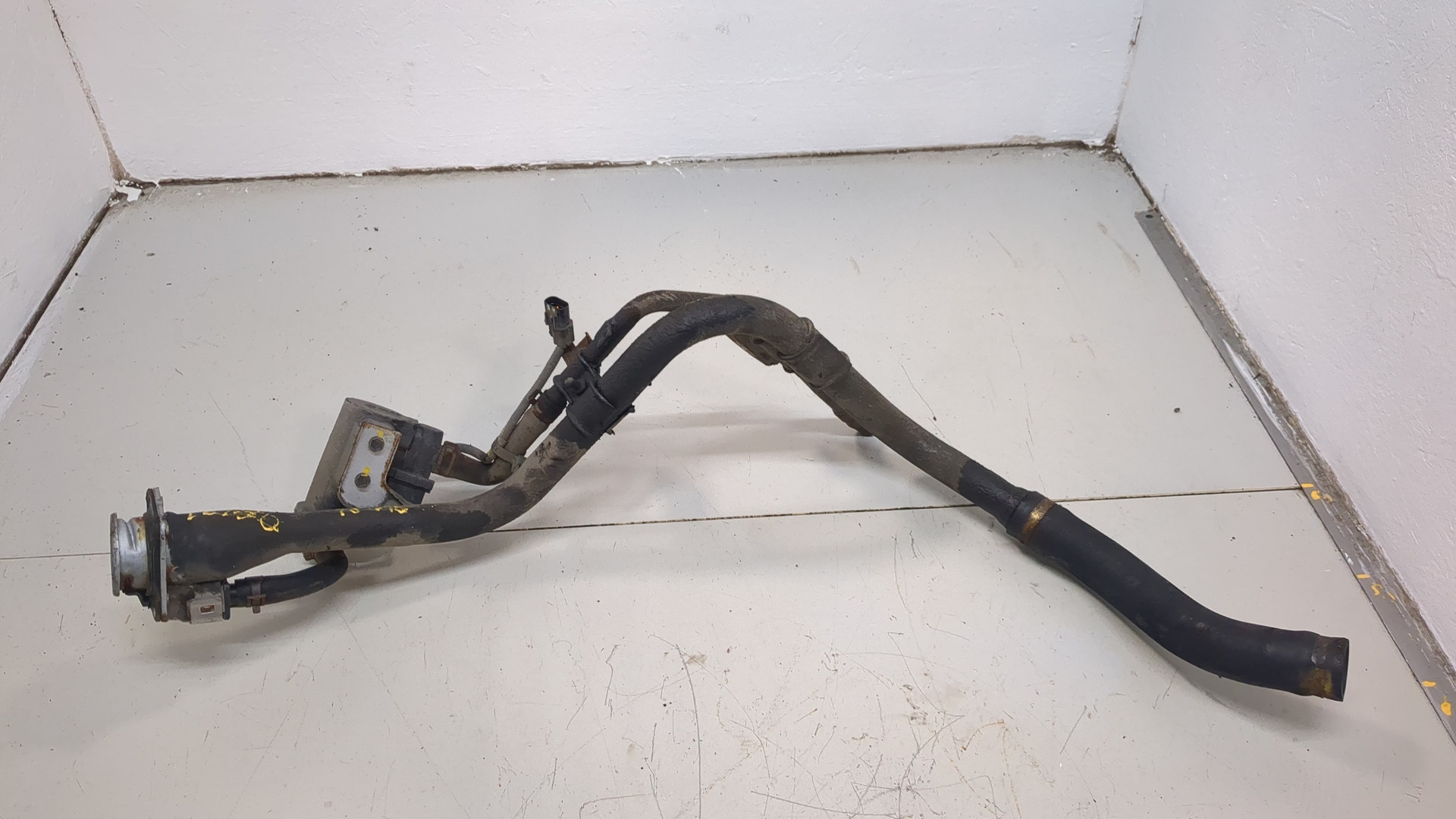 Горловина топливного бака