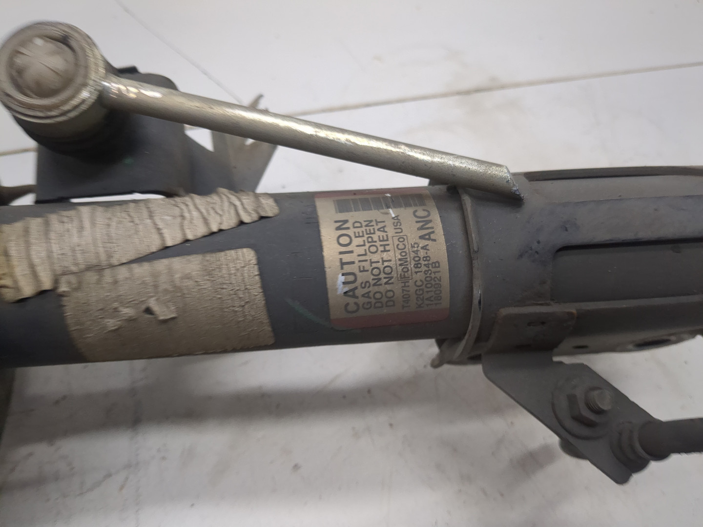 Амортизатор передний правый