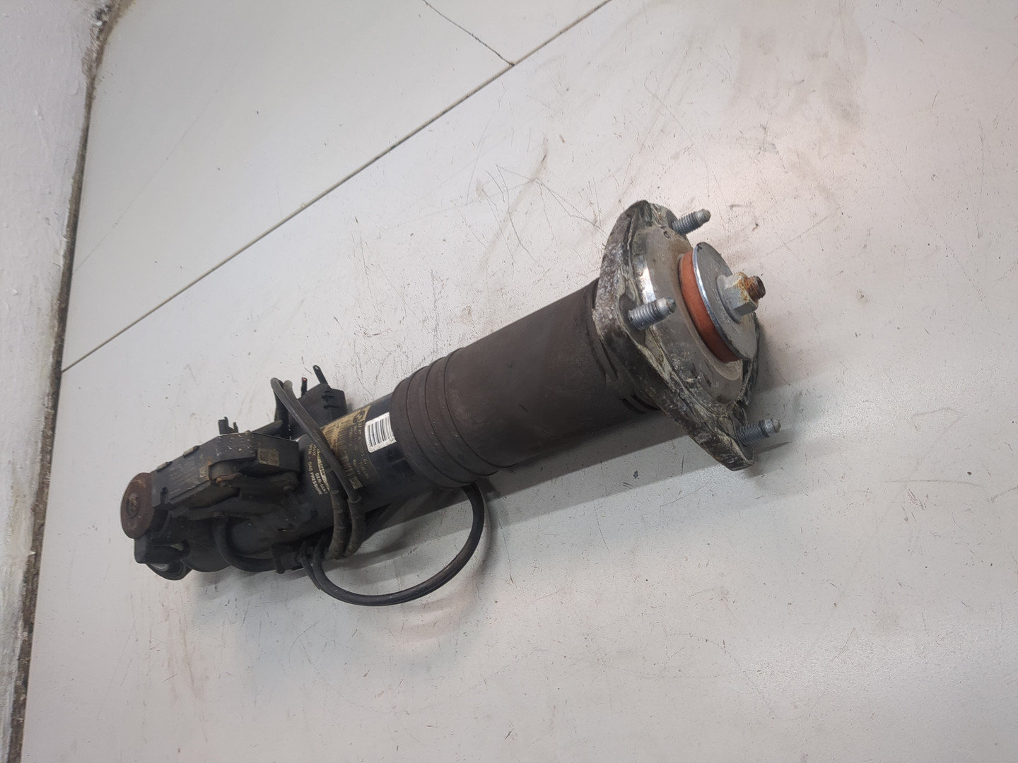 Амортизатор задний правый