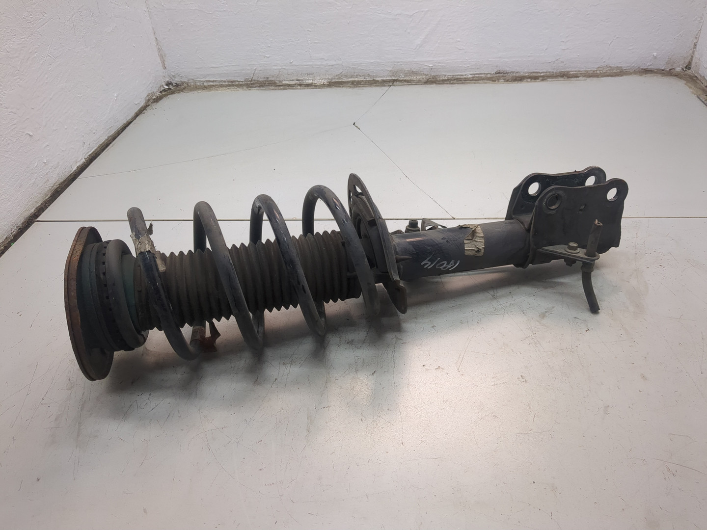 Амортизатор передний левый