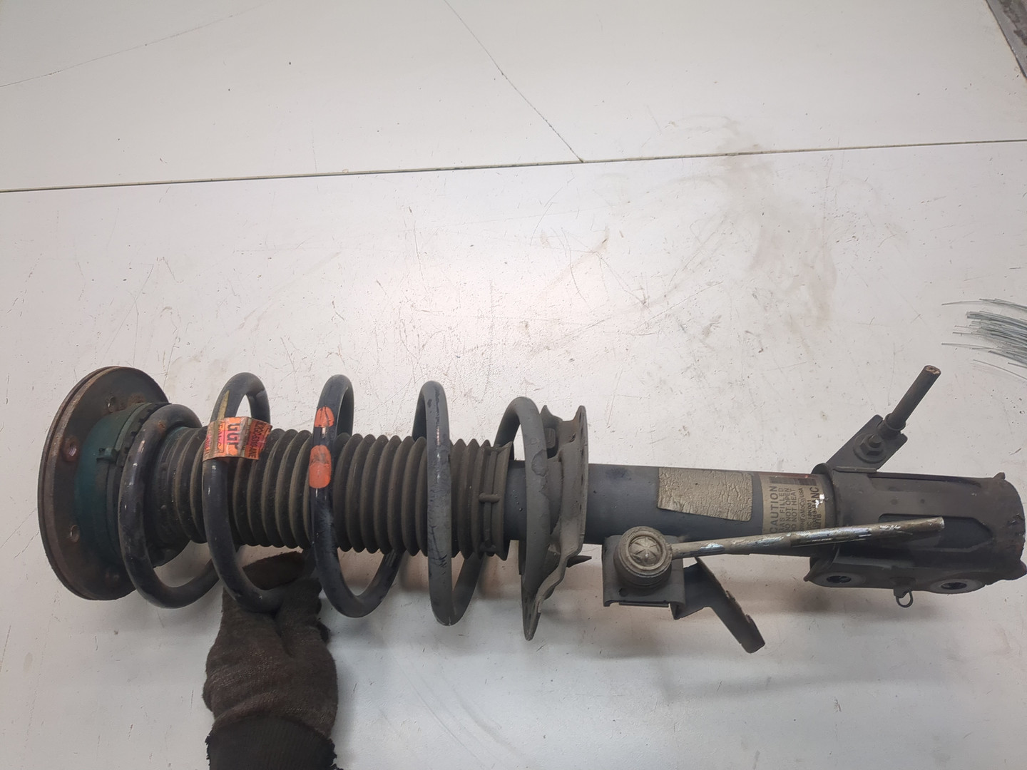 Амортизатор передний левый