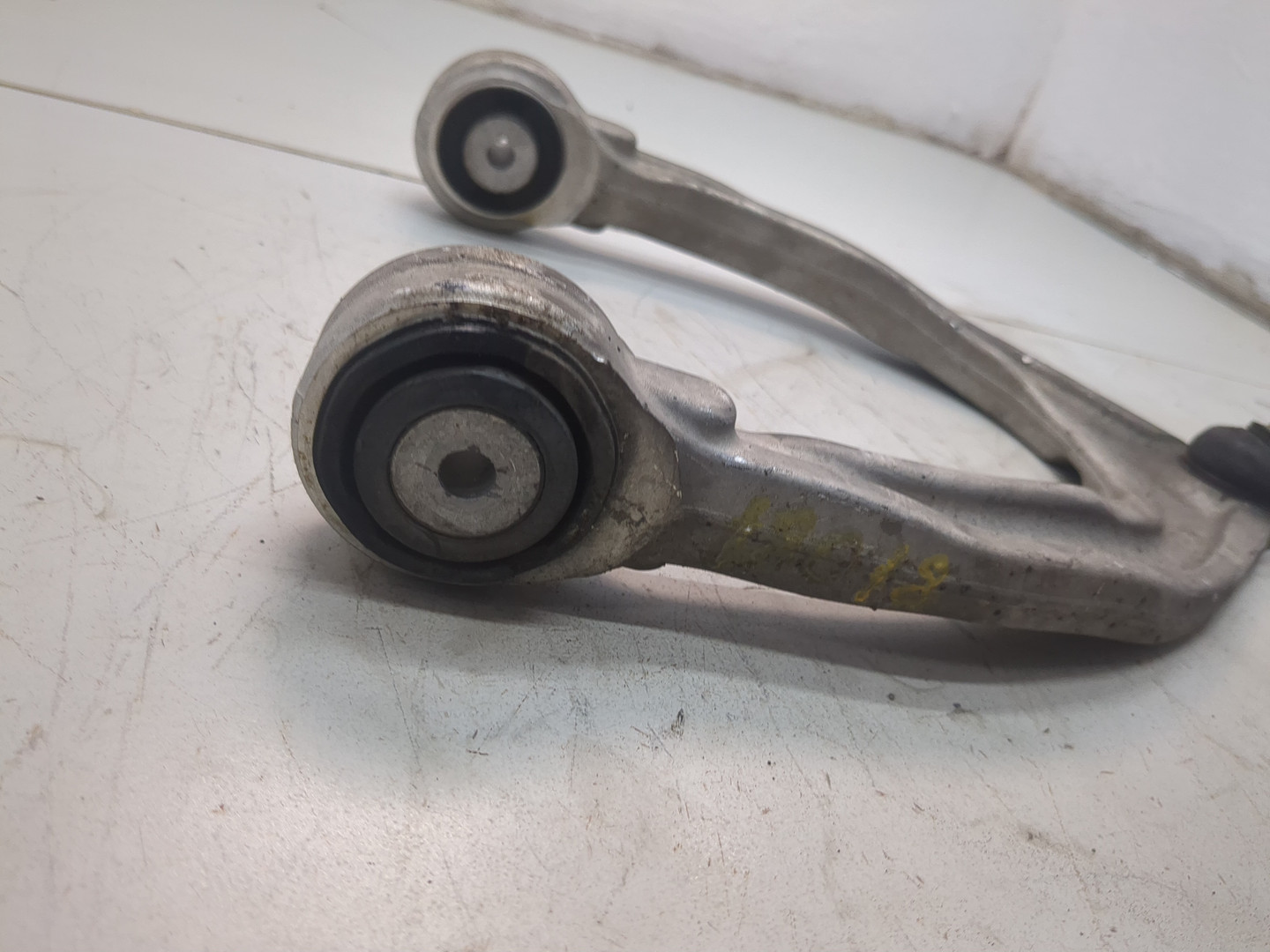 Рычаг передний правый