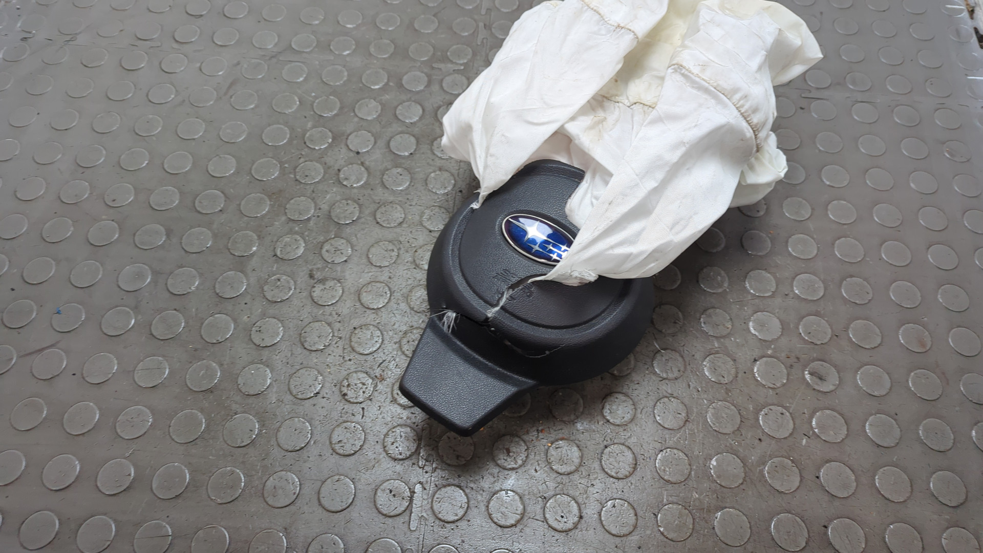 Подушка безопасности в рулевое колесо