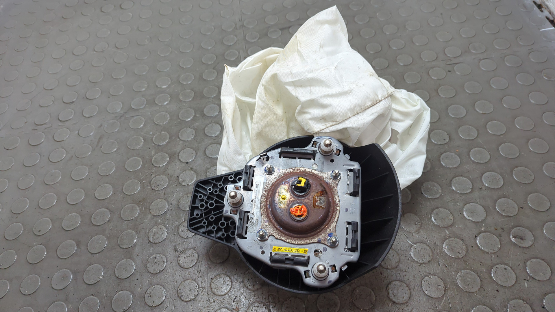 Подушка безопасности в рулевое колесо