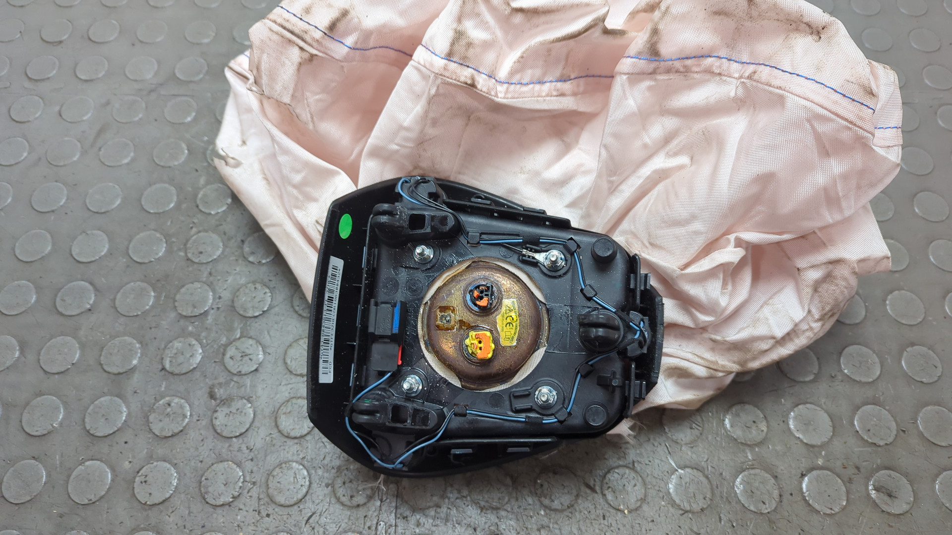 Подушка безопасности в рулевое колесо