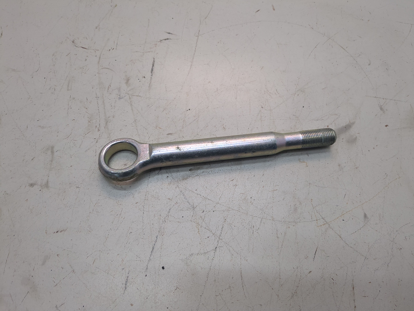 Крюк буксировочный