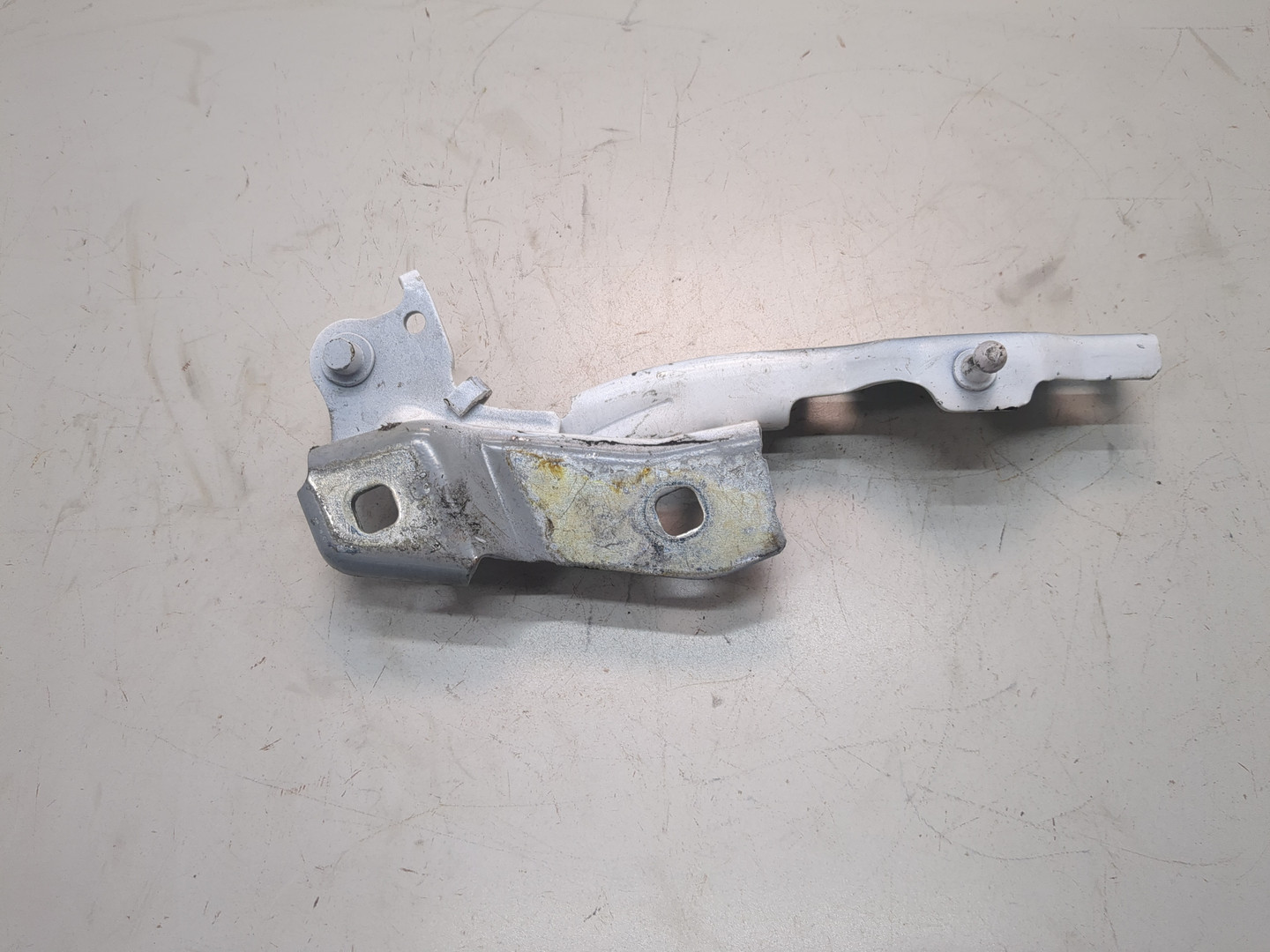 Петля капота правая