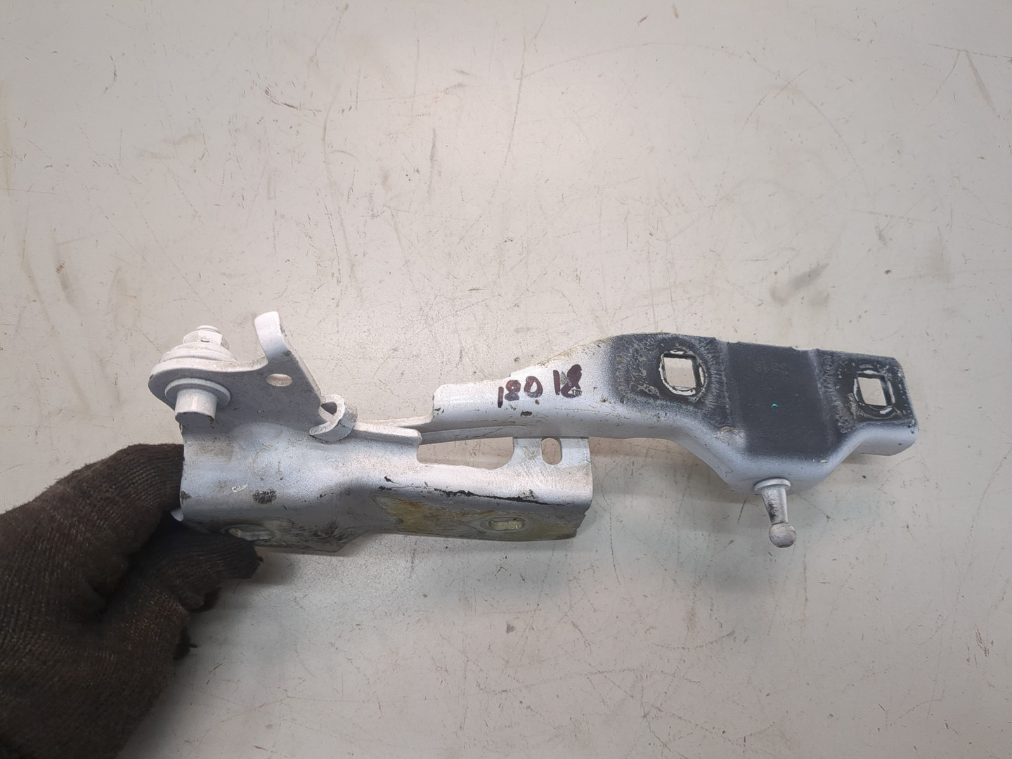 Петля капота правая