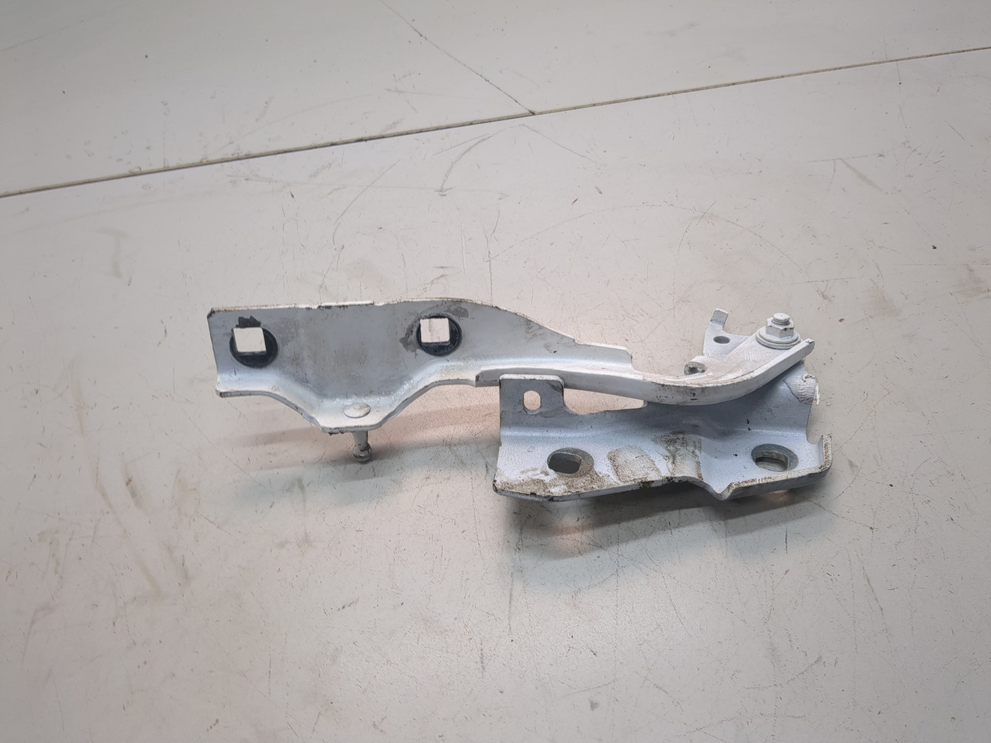 Петля капота правая