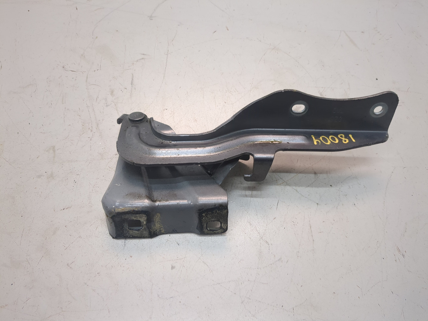 Петля капота левая