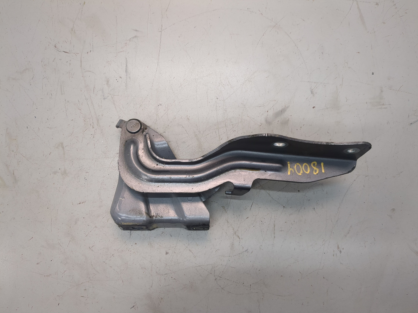 Петля капота левая