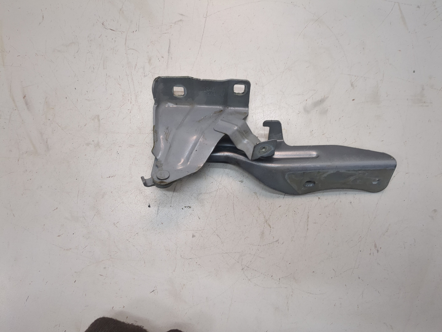 Петля капота левая