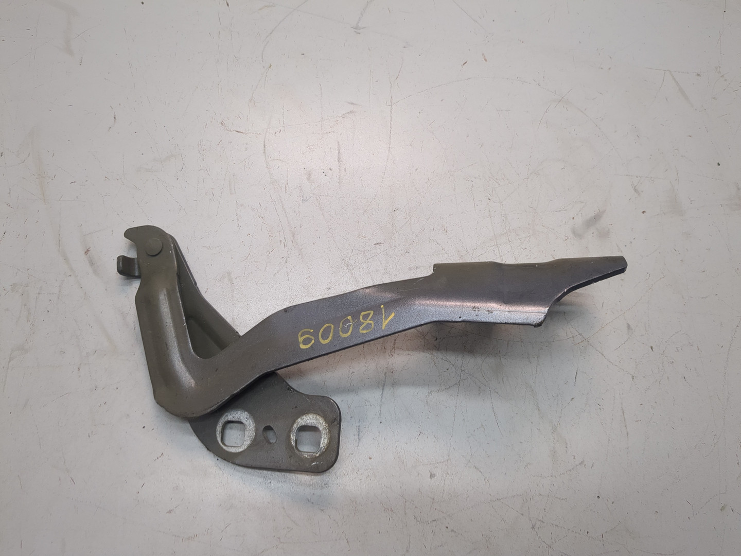 Петля капота правая