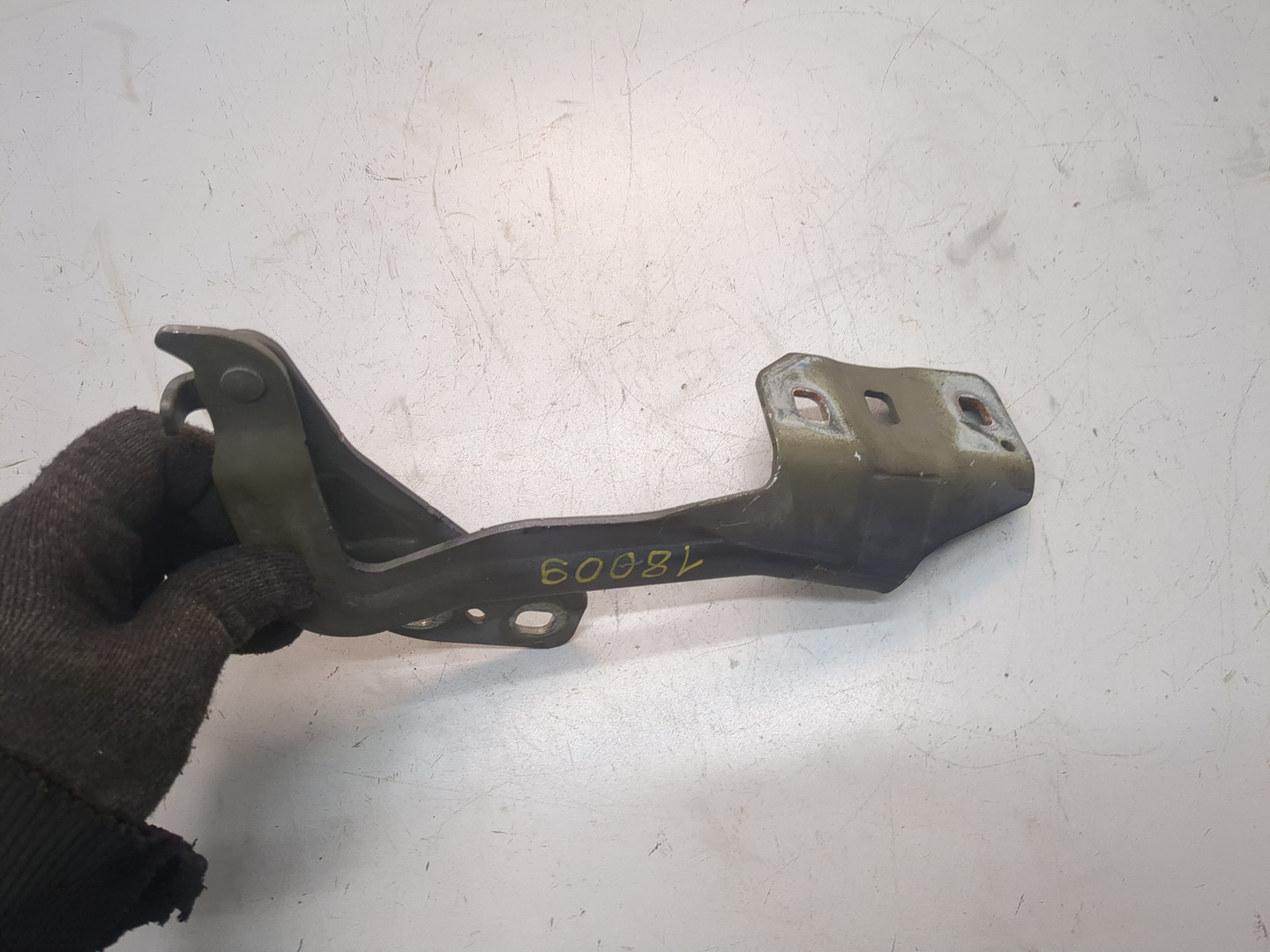 Петля капота правая