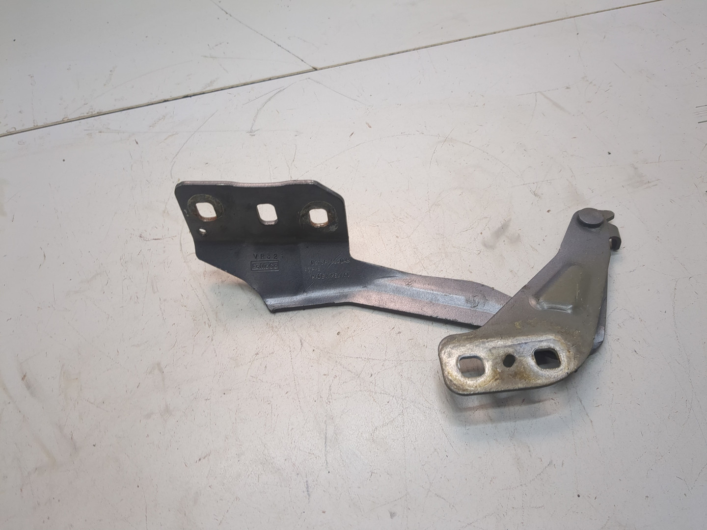 Петля капота правая