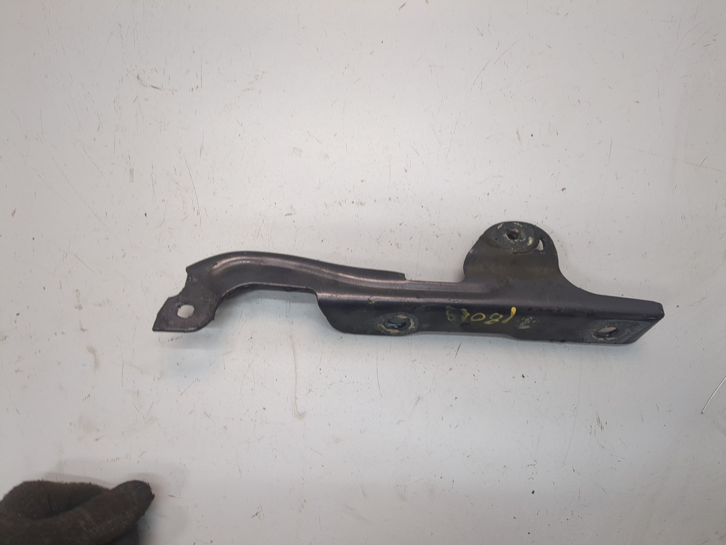 Петля капота левая