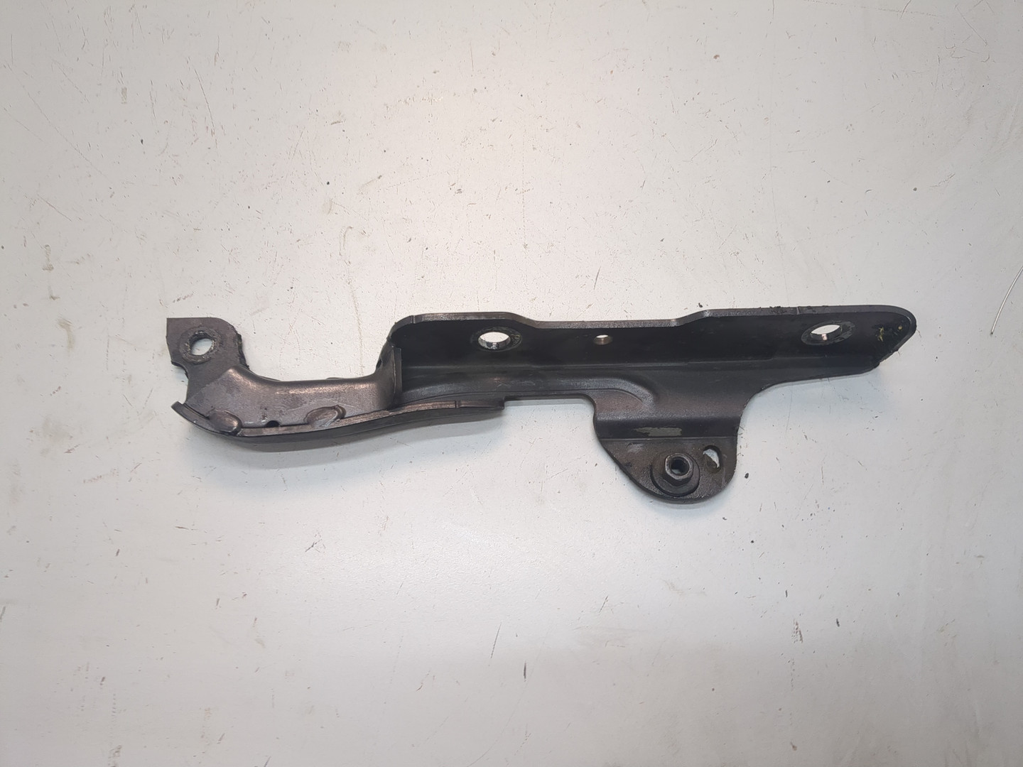 Петля капота левая