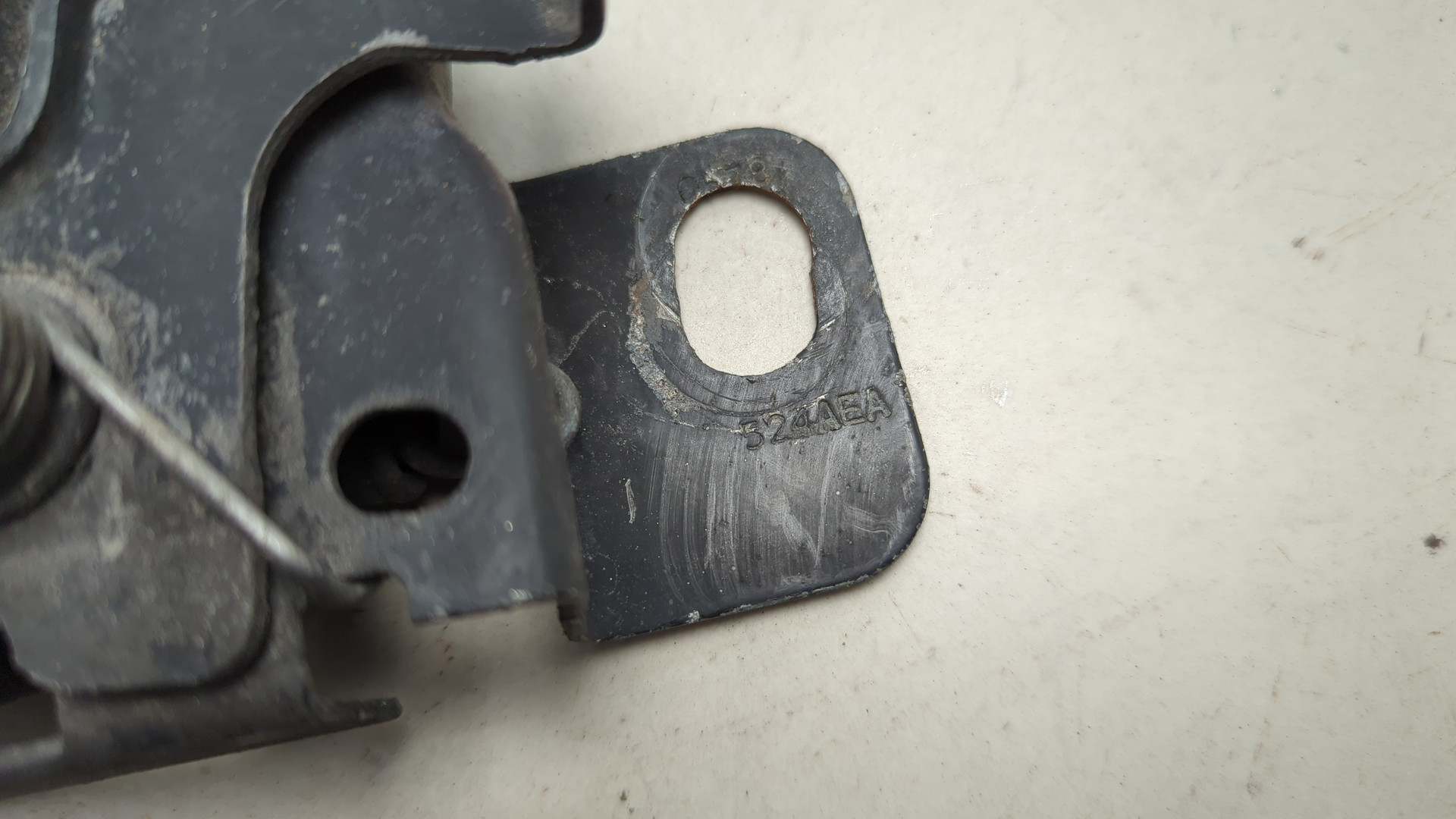 Замок капота