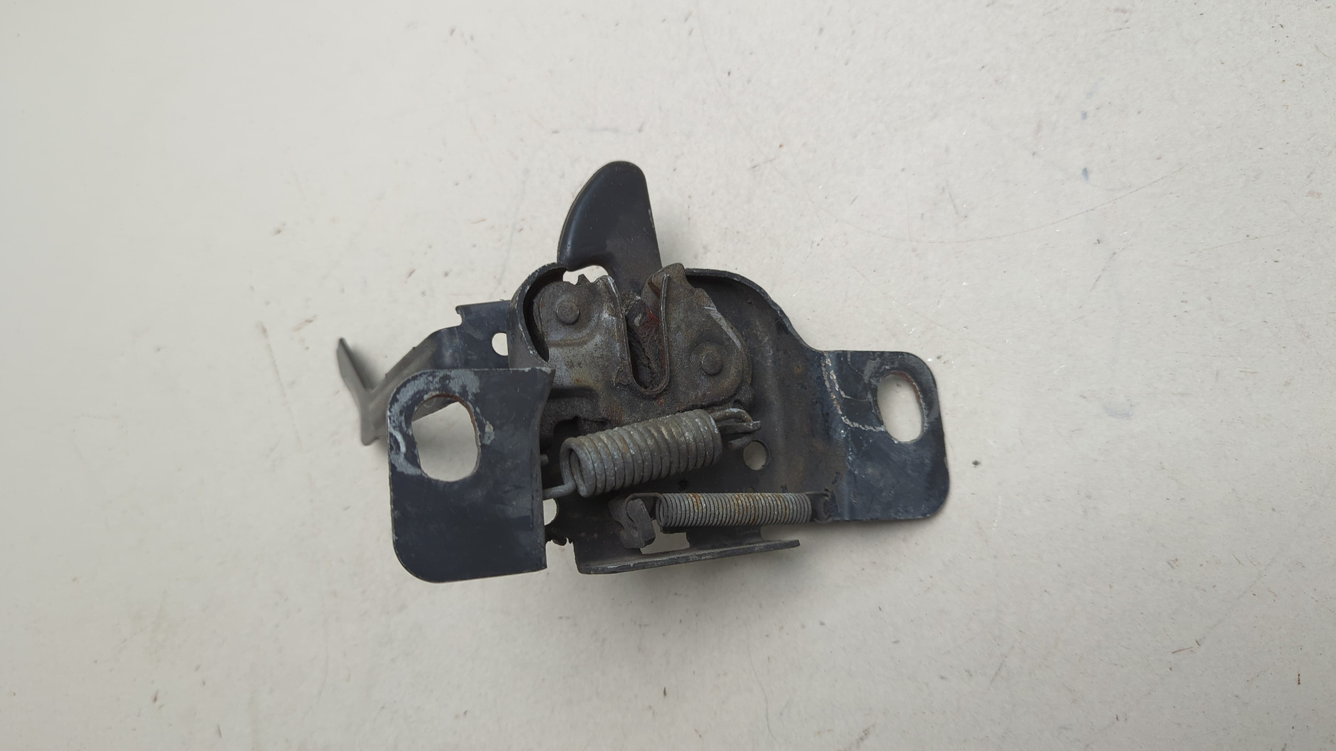 Замок капота