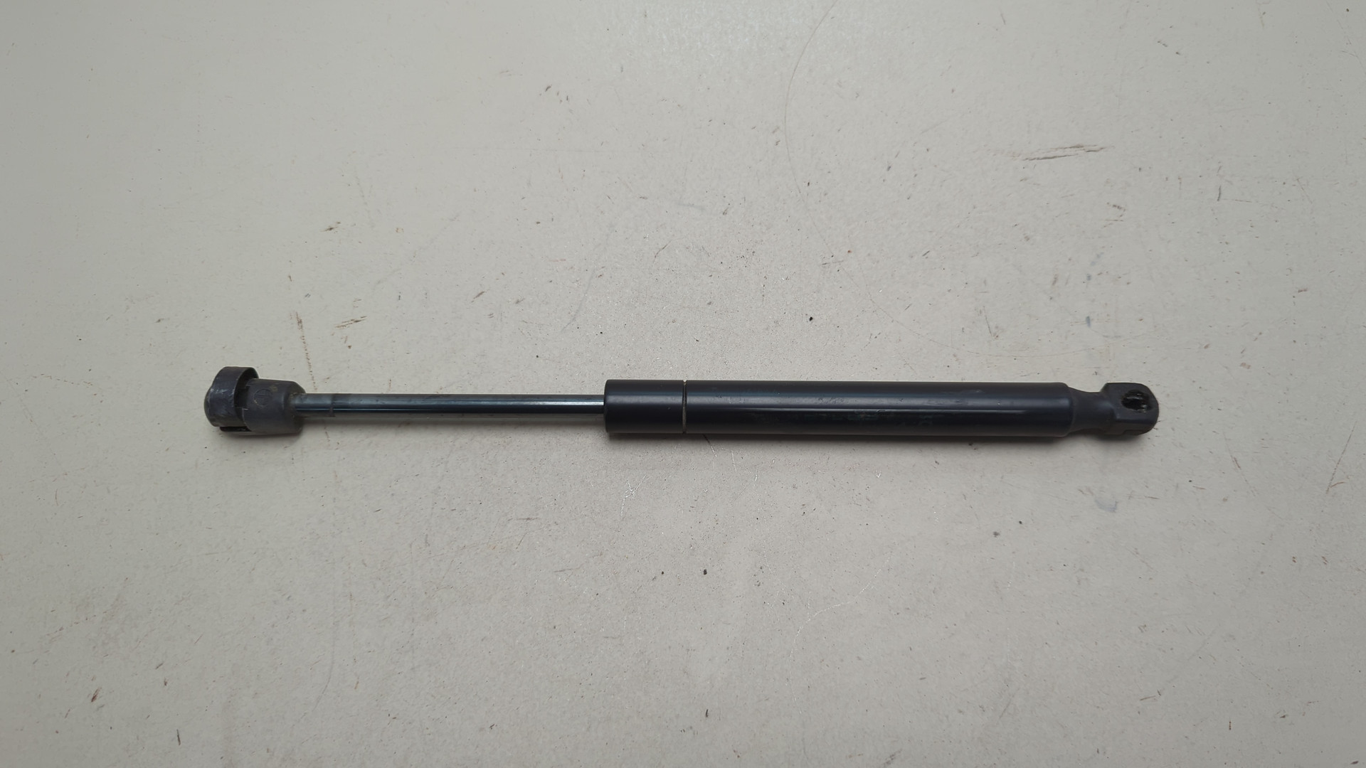 Амортизатор крышки багажника