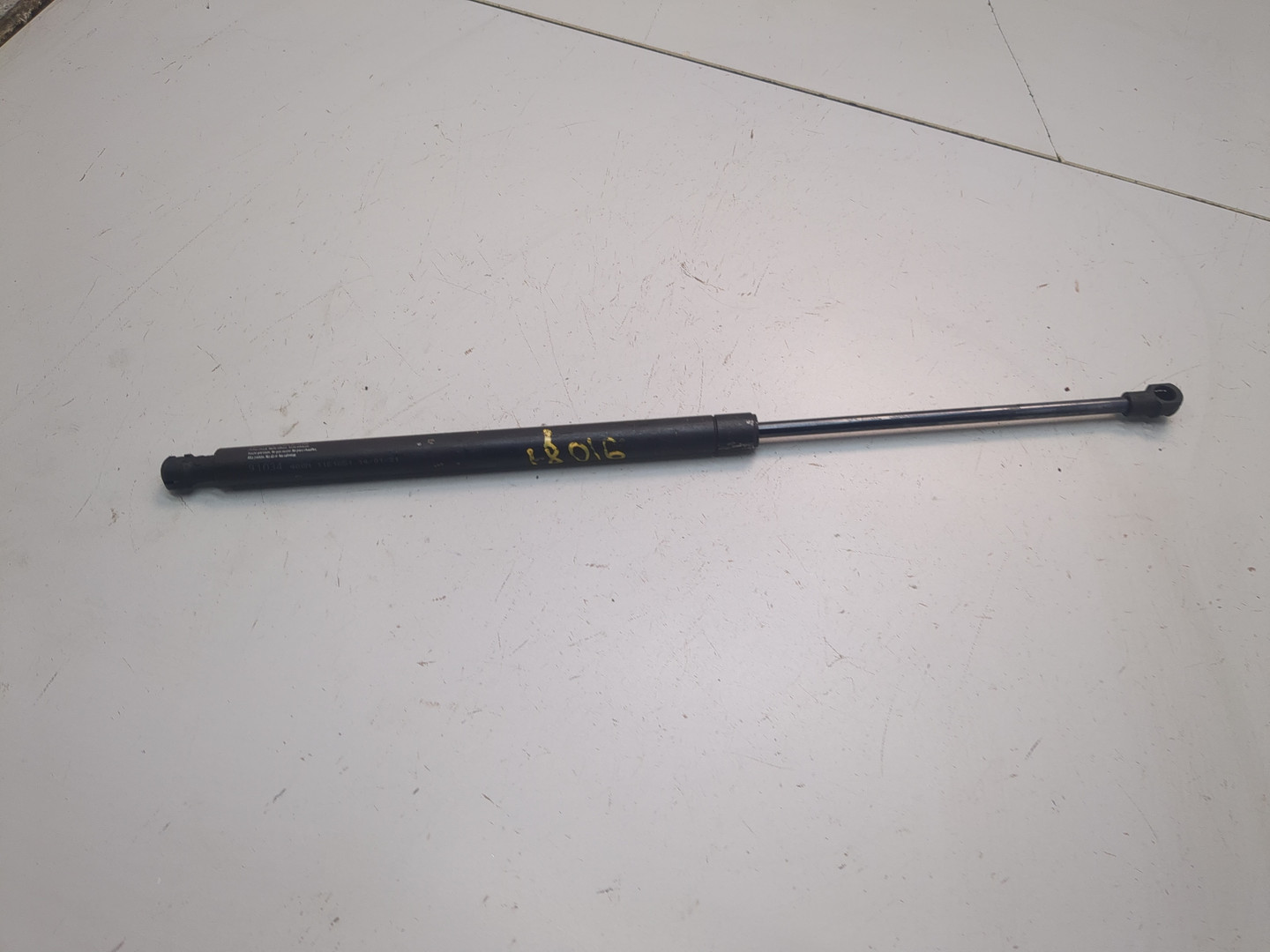 Амортизатор крышки багажника