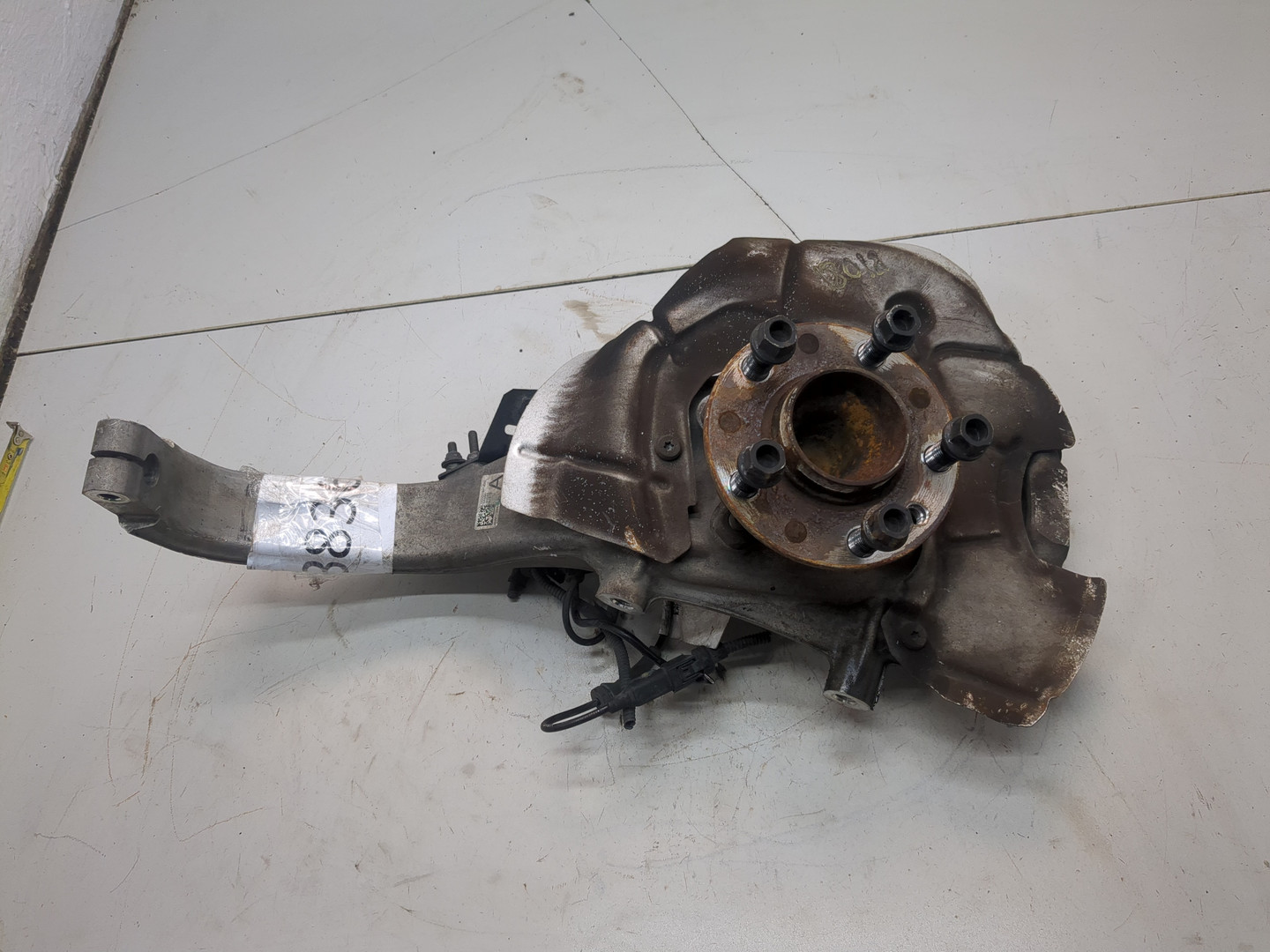 Кулак поворотный передний правый