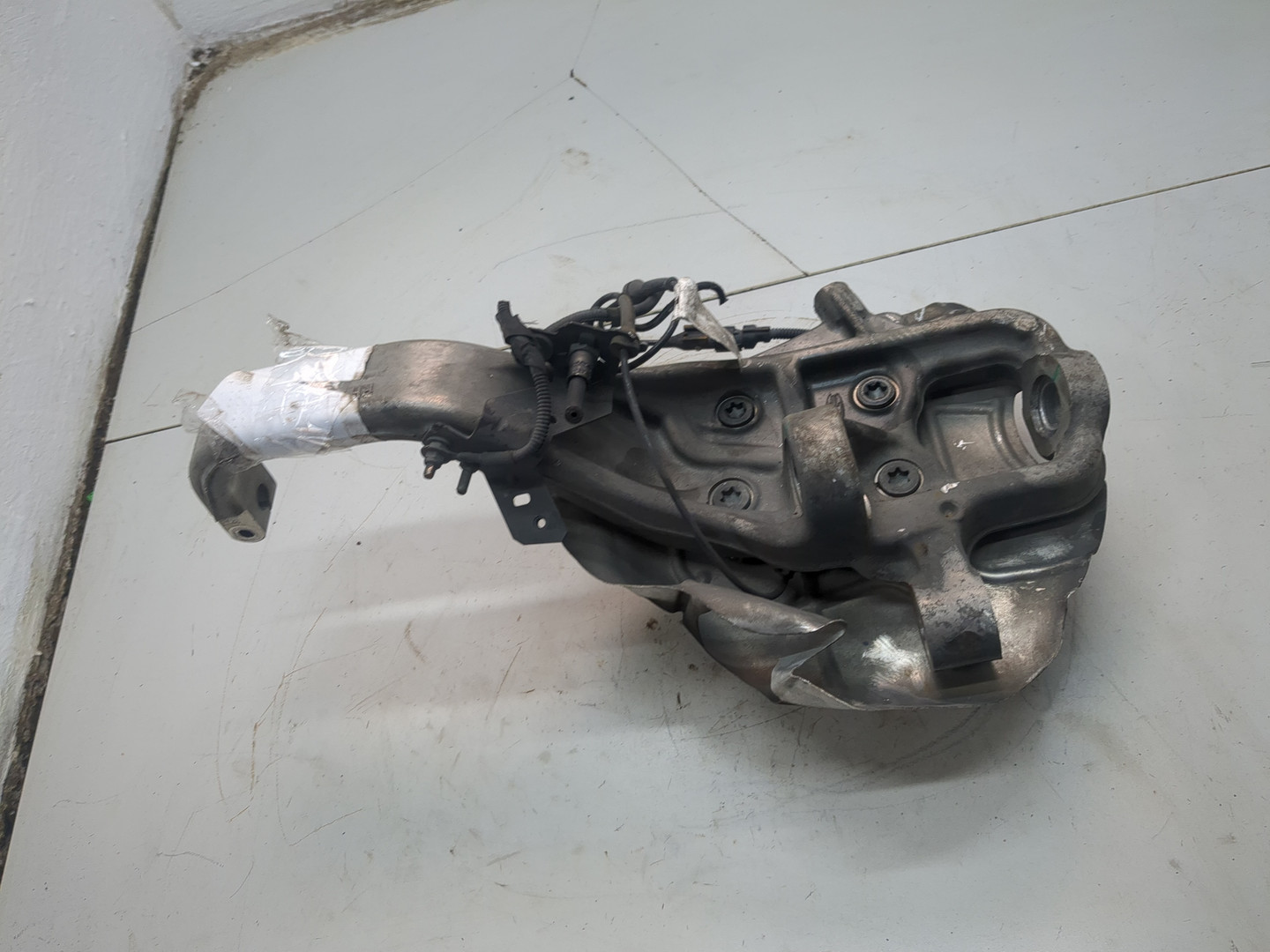 Кулак поворотный передний правый