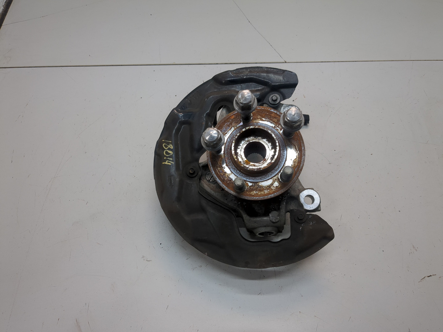 Кулак поворотный передний правый