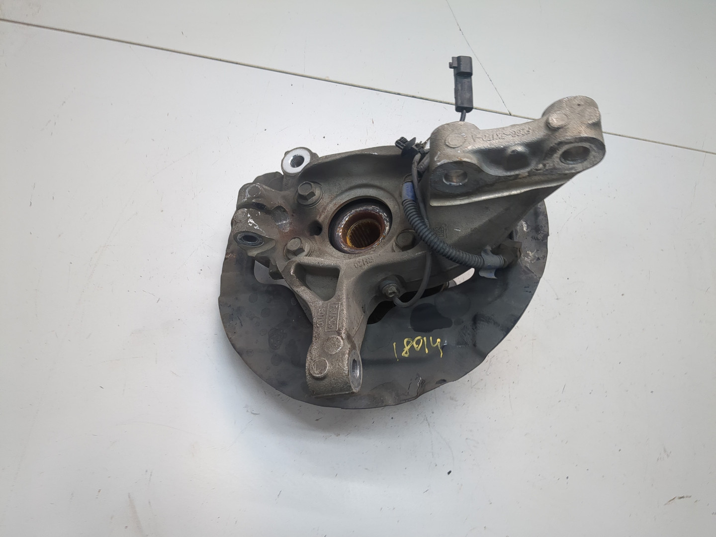 Кулак поворотный передний правый