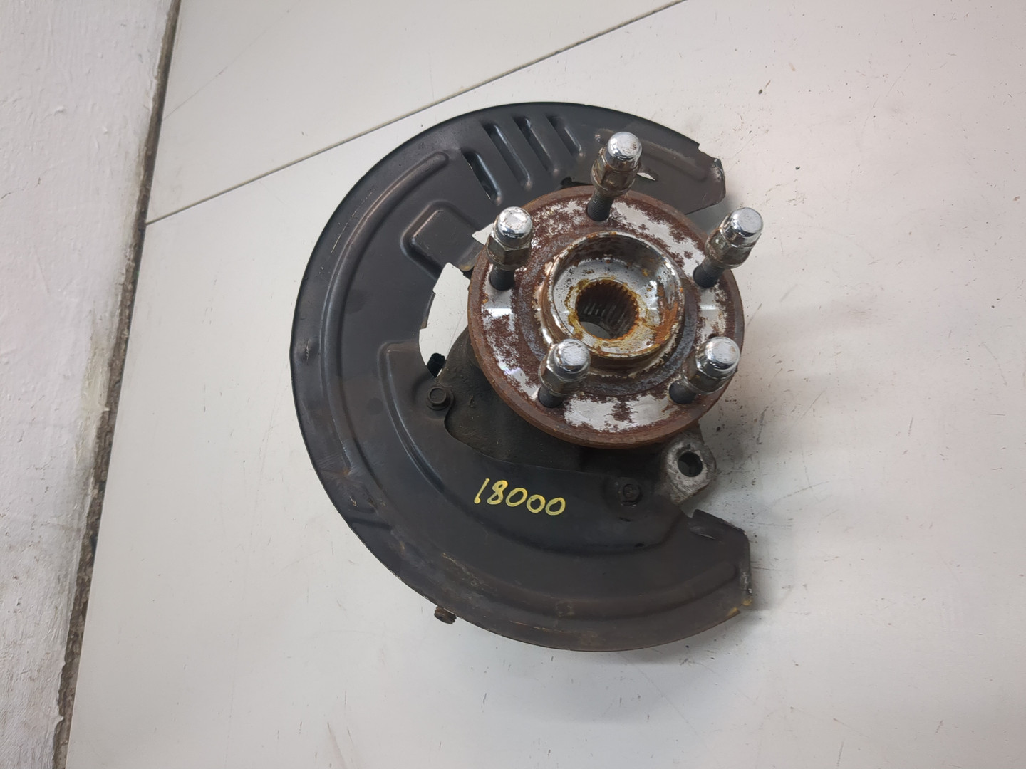 Кулак поворотный передний левый