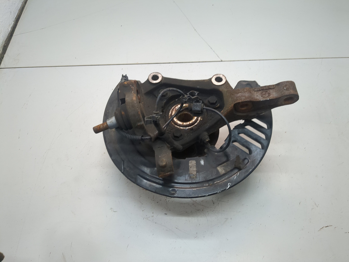 Кулак поворотный передний левый