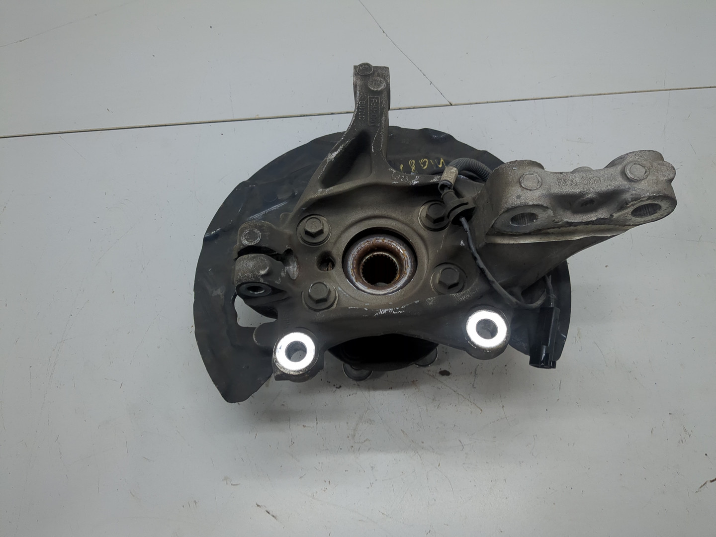 Кулак поворотный передний левый