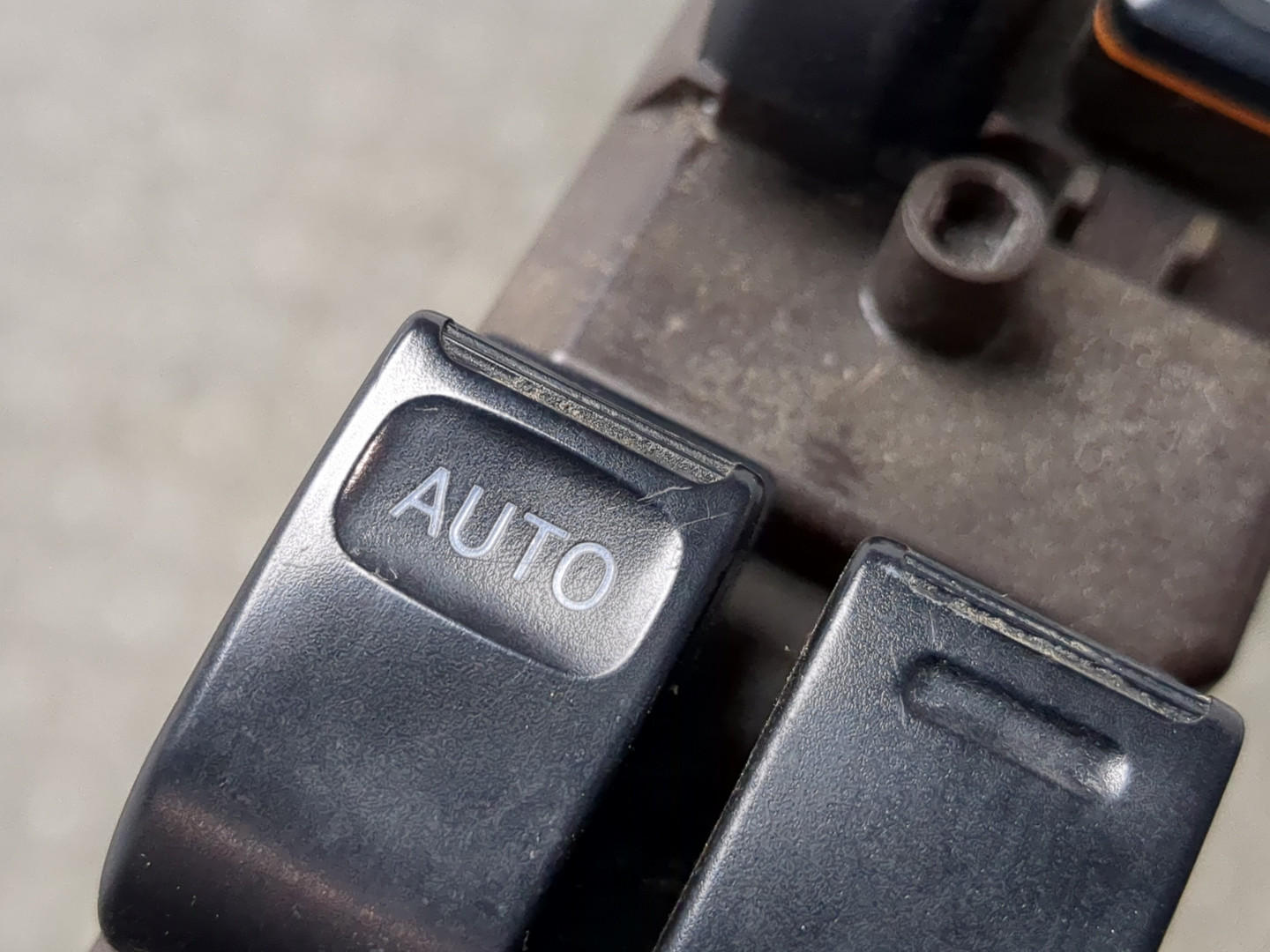 Кнопка стеклоподъемника