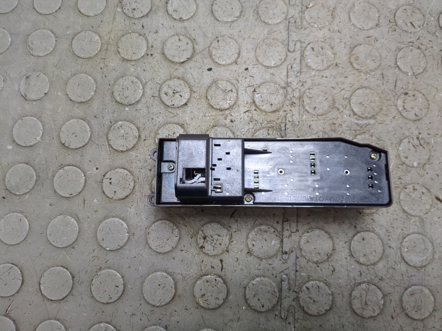 Кнопка стеклоподъемника