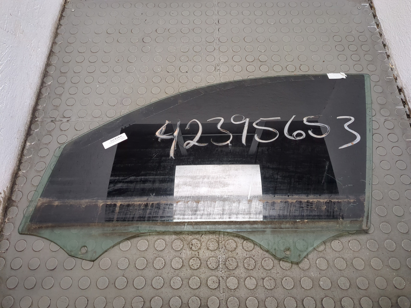 Стекло двери передней левой