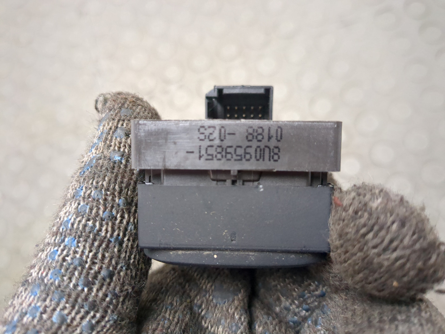 Кнопка стеклоподъемника