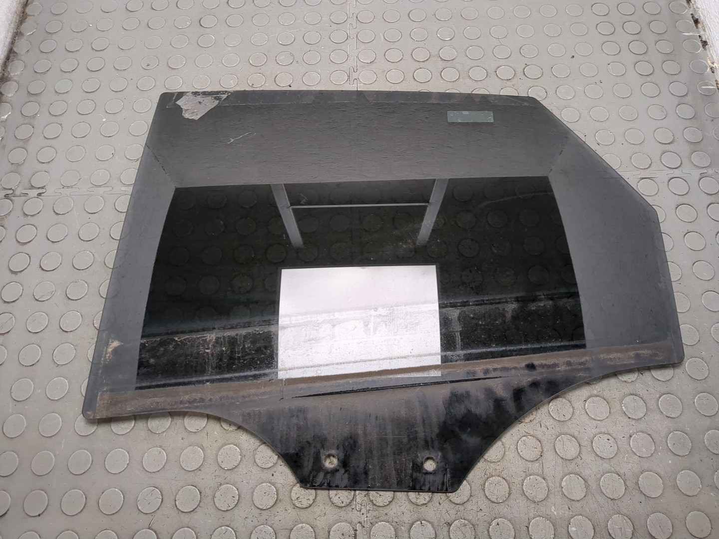 Стекло двери задней левой