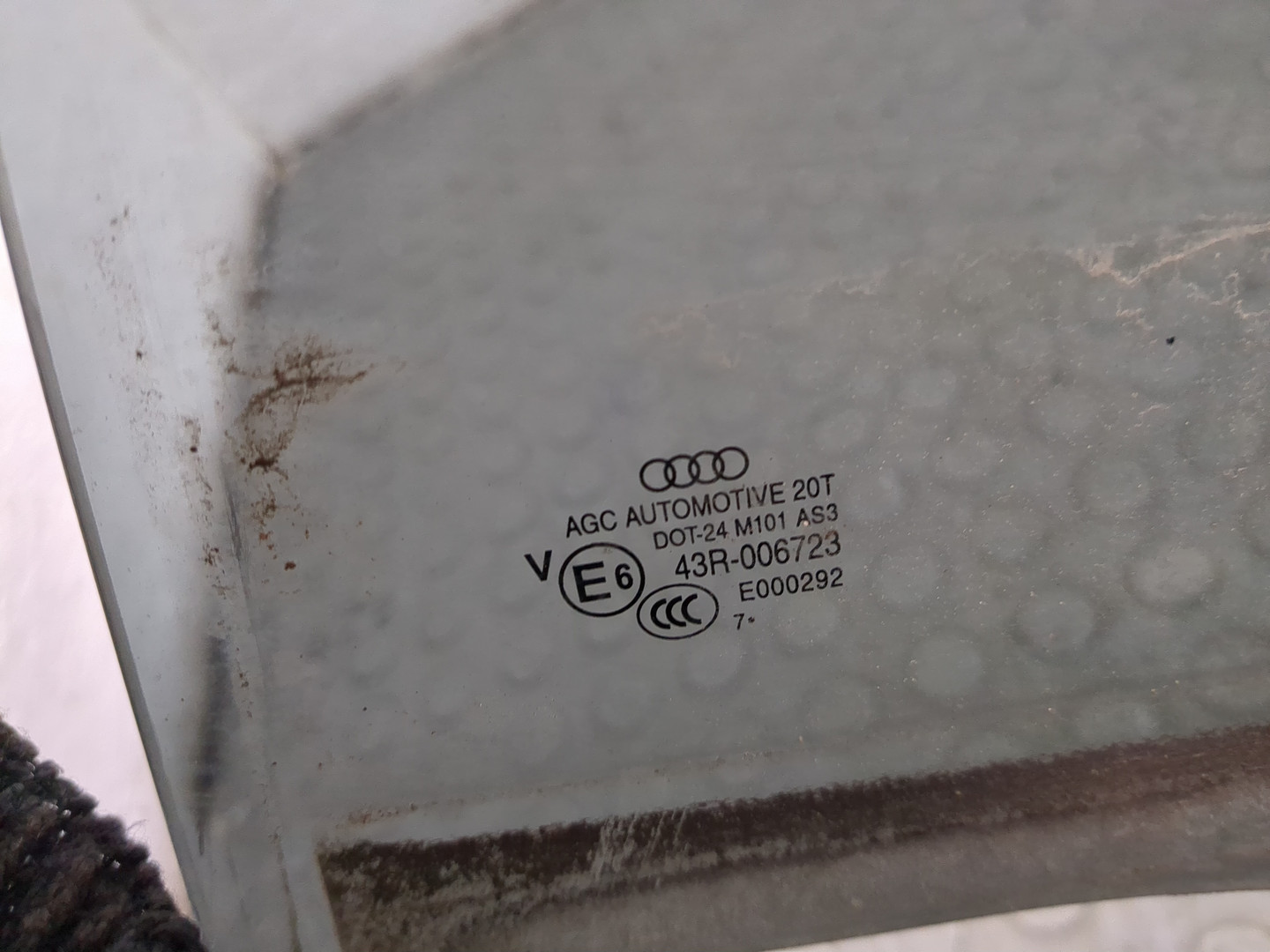 Стекло двери задней левой