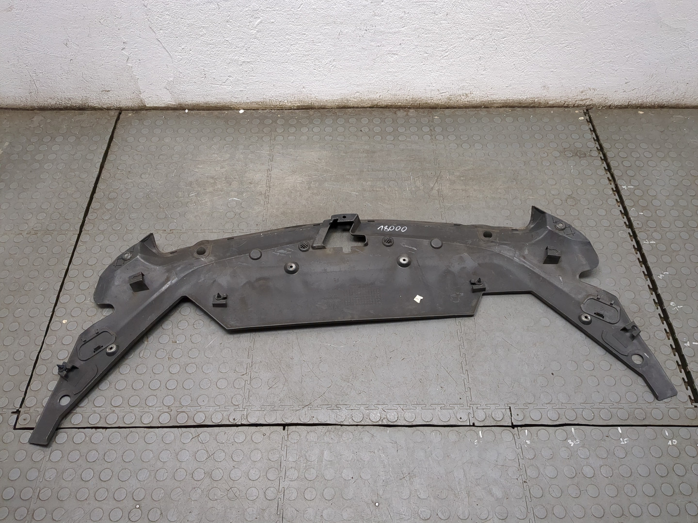 Кожух замка капота