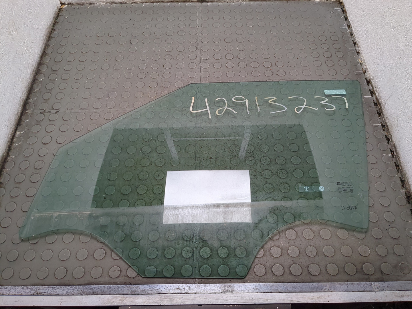 Стекло двери передней левой