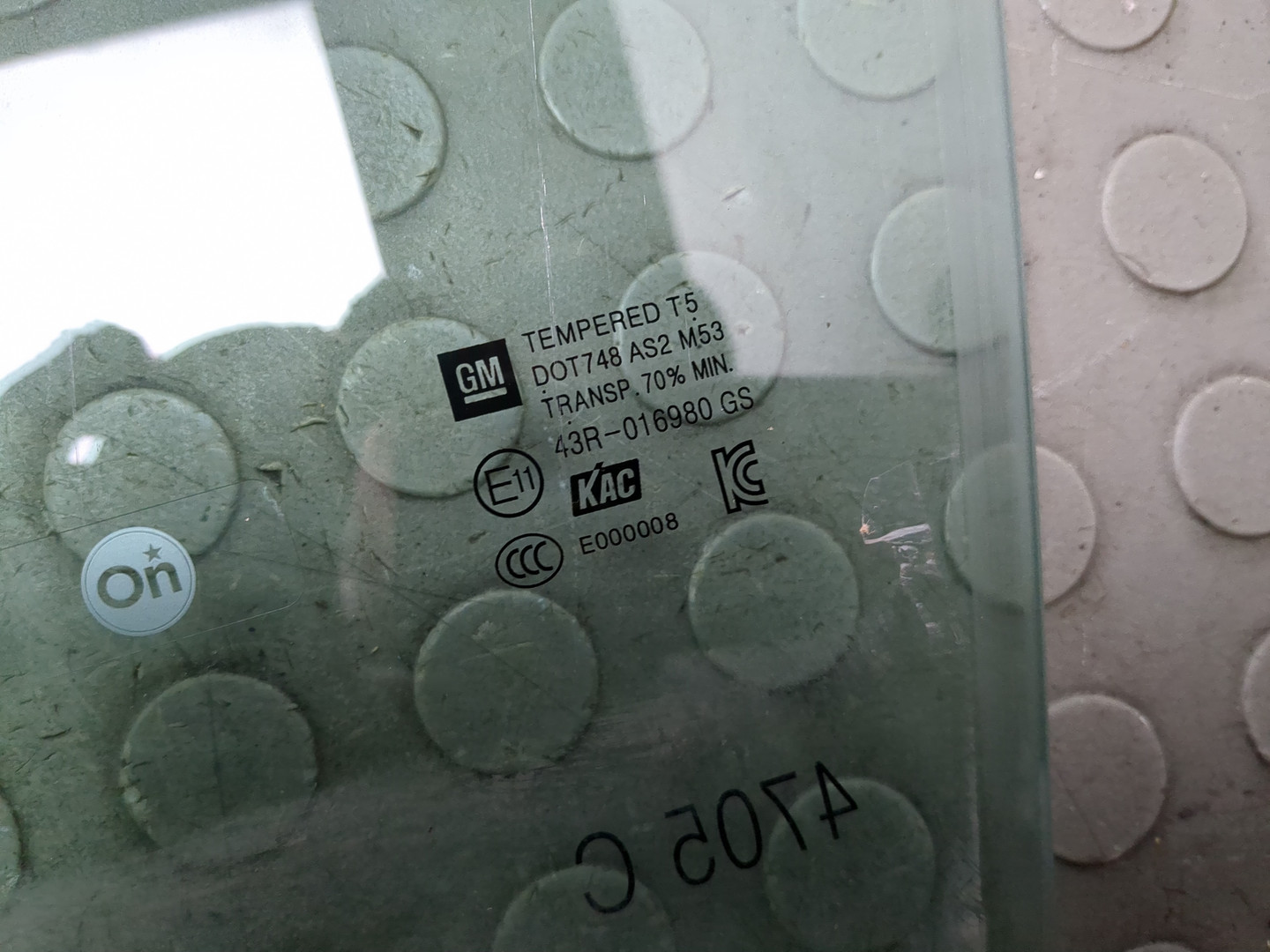 Стекло двери передней левой