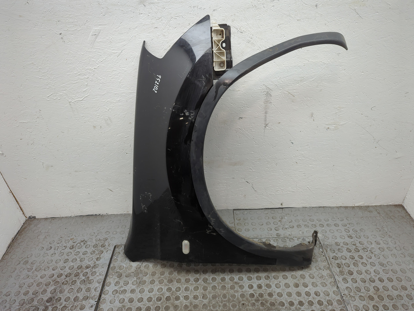 Крыло переднее правое