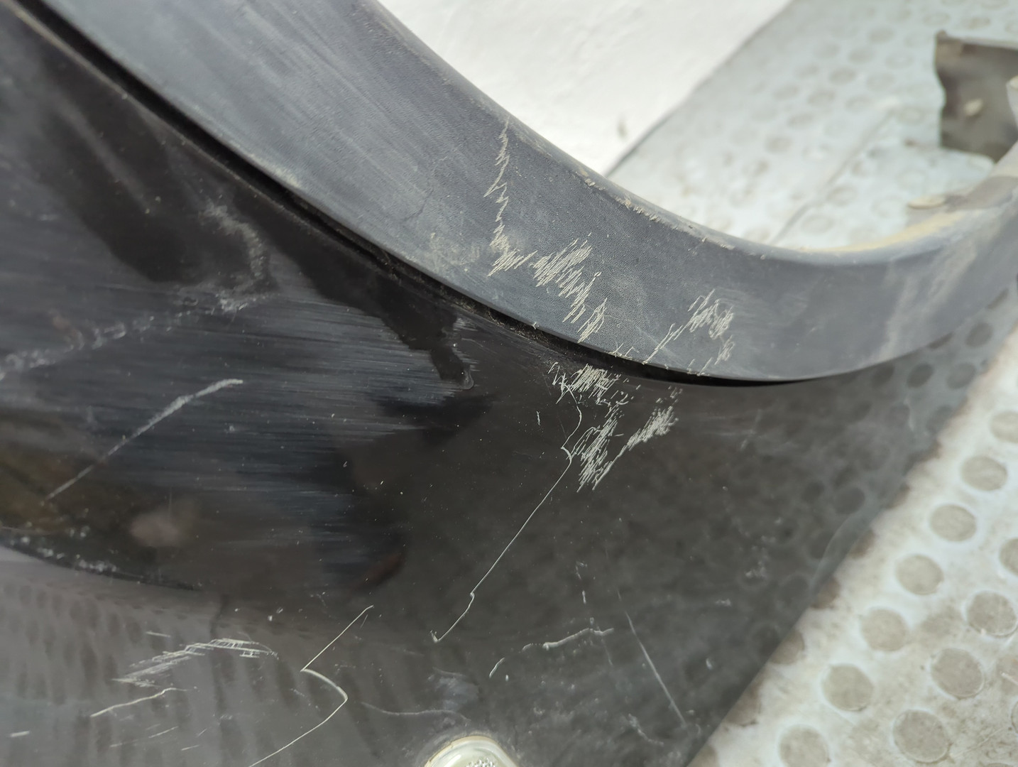 Крыло переднее правое