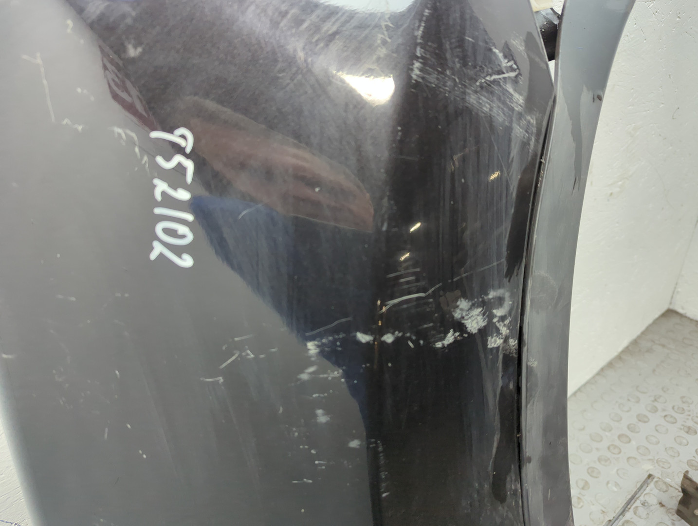 Крыло переднее правое