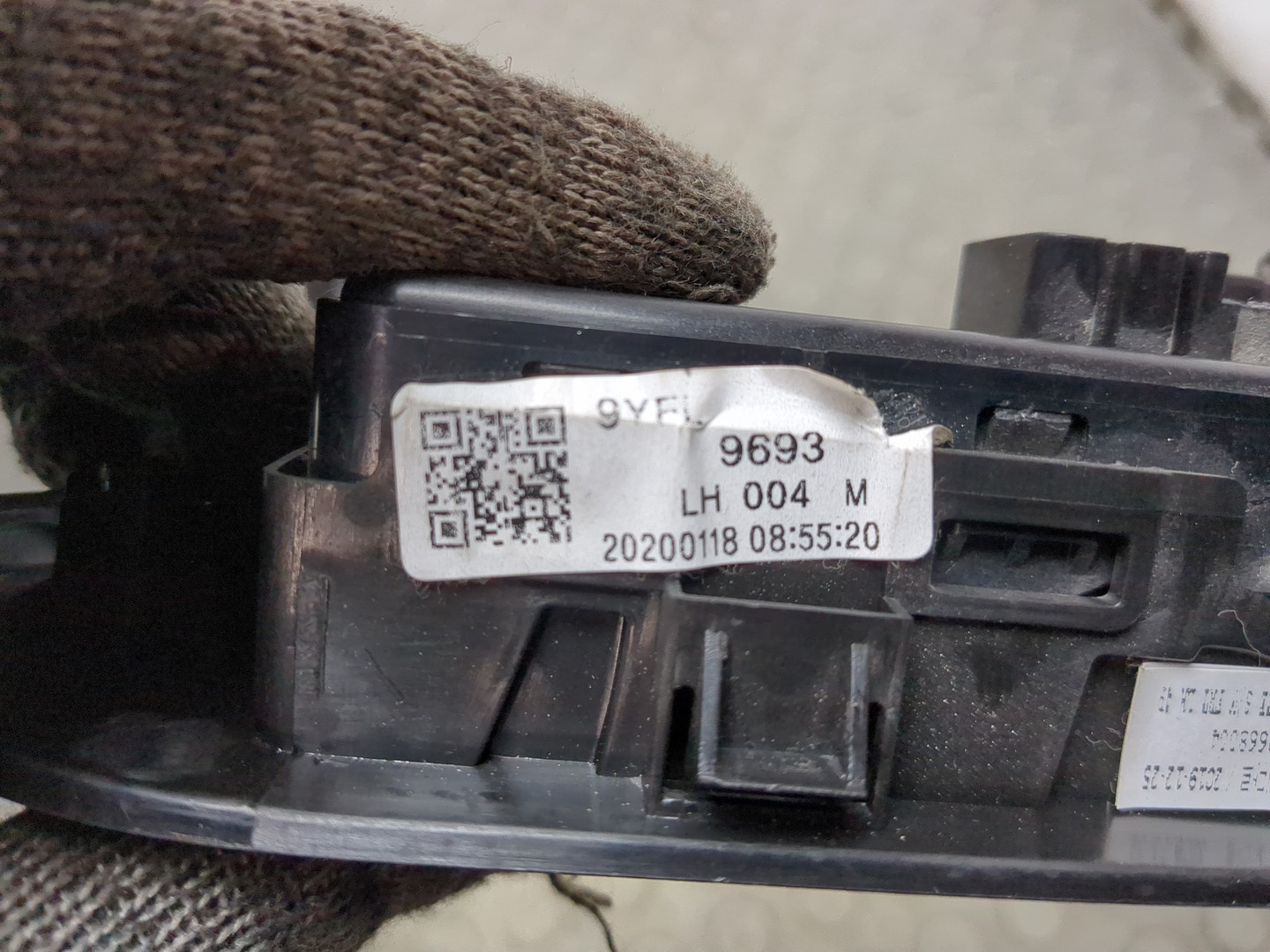 Кнопка стеклоподъемника